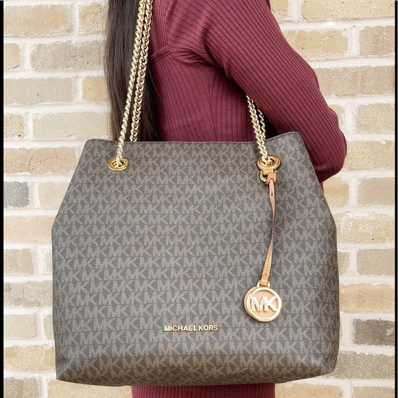 Michael Kors Handbags - Sale🌺🌺 Michael Kors Chain Large Shoulder Tote
